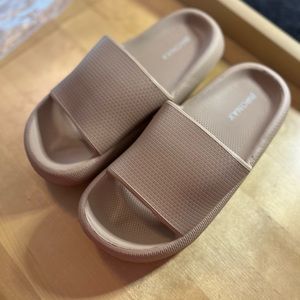 Brand New Bronax Cloud Foam Slippers size 7.5